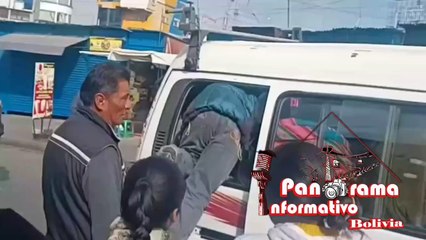 Al ver la fila, decidió entrar por la ventana para asegurarse un lugar en el minibús