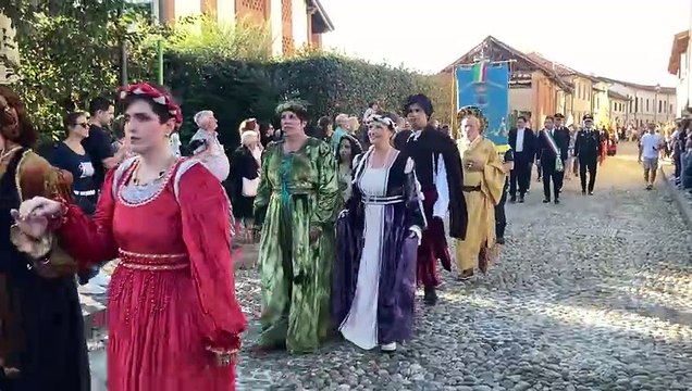 La battaglia dei giganti, sfilata e figuranti a San Giuliano Milanese