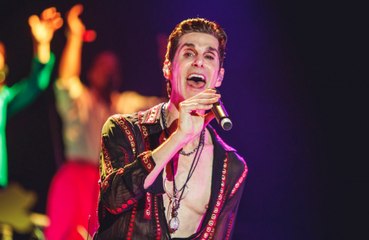 Perry Farrell's wife has defended her husband after he attacked bandmate Dave Navarro on stage at their Boston gig