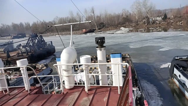 Теплоход размывает лёд [РТ-452] - Навигация 2024 (7 апреля)