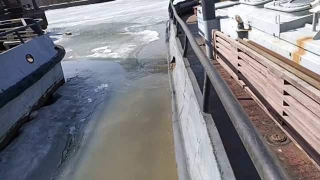 Теплоход размывает лёд #2 [РТ-452] - Навигация 2024 (7 апреля)