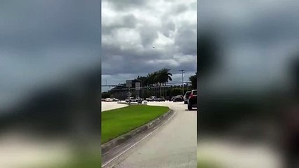 下载视频: West Palm Beach, chiuse le strade intorno al campo da golf in cui si trovava Trump quando sono stati sparati colpi d'arma da fuoco