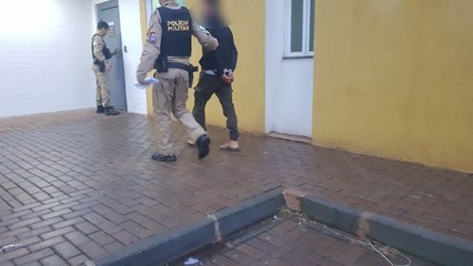 Machão dorminhoco! Homem tenta asfixiar esposa e depois é detido dormindo