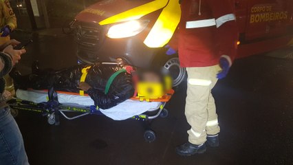 Rapaz cai de moto e fica ferido no Centro de Cascavel