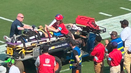 Oficial de la NFL de desploma en pleno juego de los Raiders vs. Ravens