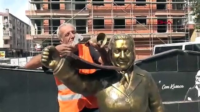 Pes... Vallahi de pes, billahi de pes: Adile Naşit'in zilini çaldılar