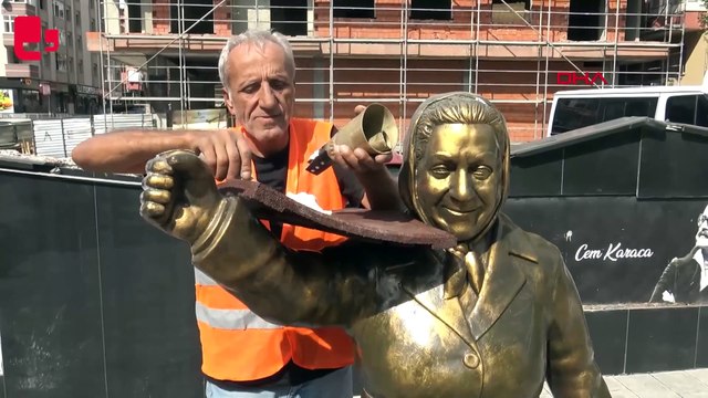 Adile Naşit heykelinin zilini çaldılar