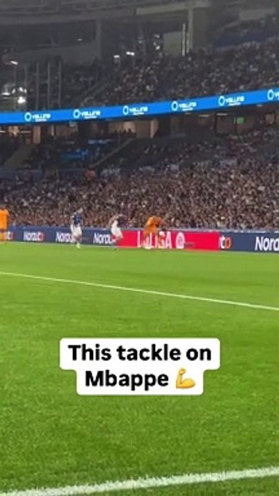 Mbappé reçoit un tacle spectaculaire en plein match !