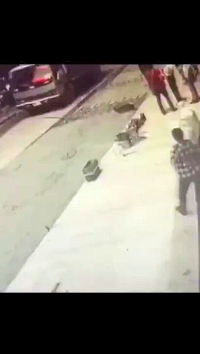 Une femme fait une entrée remarquée en marchant sur du béton frais. Oups, quelle audace !