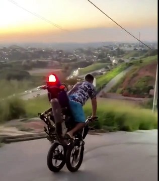 Ce motard impressionne en roulant avec une seule roue, c'est vraiment la classe !