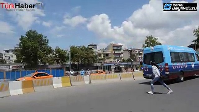 YENİ KAPI SAHİLİNDE YAYA YOLU YOK TRAFİK IŞIĞI YOK POLİS YOK YAYA YÜRÜME ŞERİDİ YOK VATANDAŞ NEREDEN YÜRÜYECEK