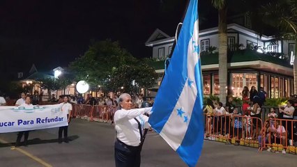 Admirable: Hondureña de 59 años participa en desfile en su último año de  bachillerato