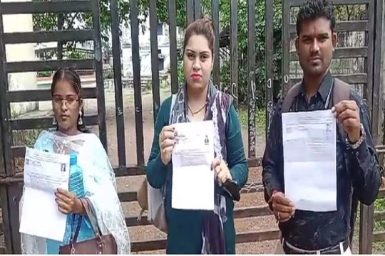 CG News: परीक्षा है या तमाशा! परीक्षा सेंटरों में कहीं ताला लगा मिला, कहीं आधे घंटे देरी से दिया प्रश्नपत्र, देखें video..