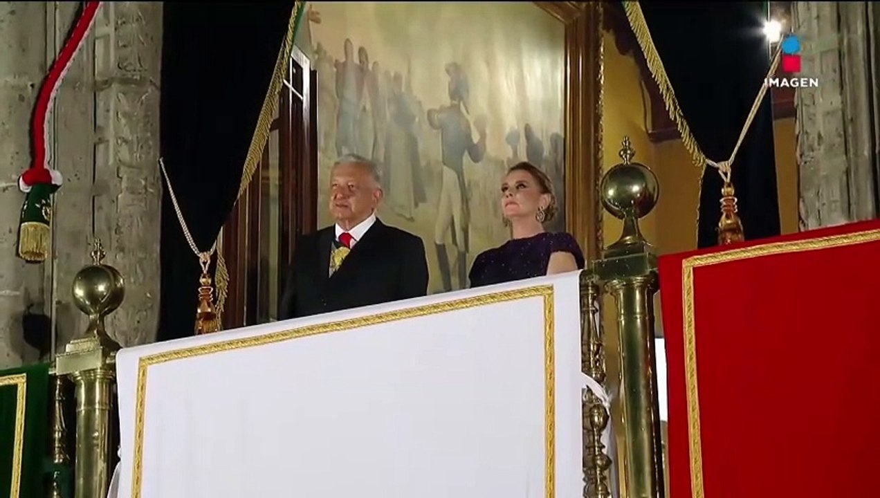 El presidente López Obrador y su esposa se despiden desde el balcón central de Palacio Nacional