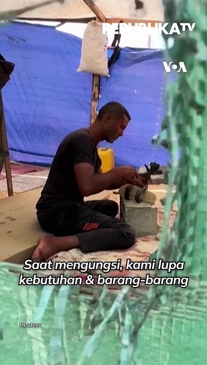 Warga Gaza Buat Sandal dari Kayu untuk Atasi Krisis Alas Kaki