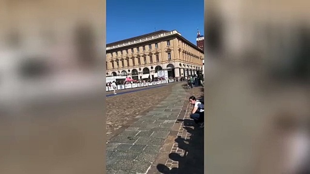 Paura a Torino, auto va in testa coda e finisce contro gli spettatori del Salone dell'auto. L'incidente in un video