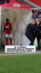 Ce joueur de foot avait l'ambition de fouler le terrain avec la grâce d'un prince... mais cela ne s'est pas passé comme prévu !