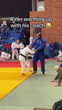 Teddy Riner s'entraîne avec son coach... un poids impressionnant, trois fois le sien !