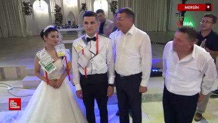 Mersin'de düğünde gelin ve damada beşi bir yerde sebze tohumu takıldı