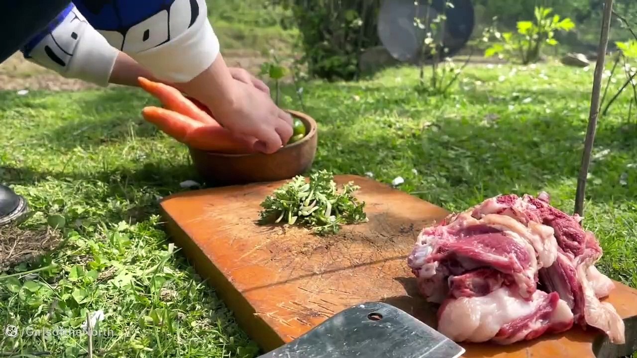Cook the steak with vegetable sauce and butter
