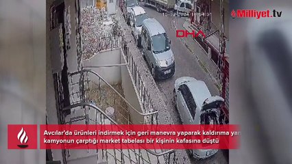 Avcılar’da feci olay! Kamyonun çarptığı tabela kafasına düştü