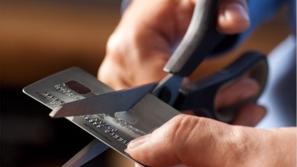 Non, il ne faut pas couper sa carte bancaire : attention à cette nouvelle arnaque