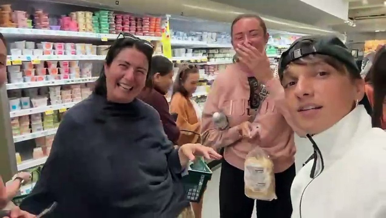 New York, Ultimo incontra delle fan italiane in un supermercato il VIDEO della reazione