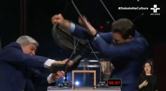 Veja o momento em que Datena agride Pablo Marçal com cadeirada durante debate em SP