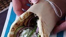 Gyros cu halloumi, o versiune vegetariană a sandwich-ului grecesc!