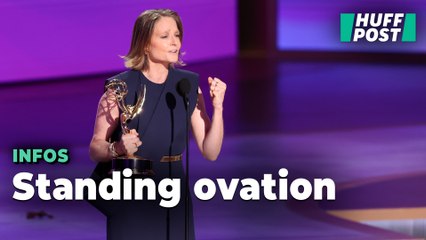 Pour son premier Emmy Award, Jodie Foster émue reçoit une standing ovation