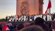 Cala il sipario su Parigi 2024, Macron festeggia sul coro: «Chi non salta non è francese». Ma è polemica