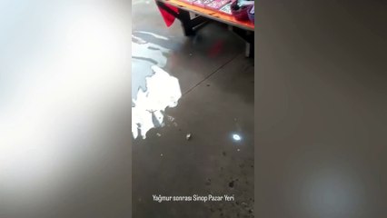 Sağanak yağış, pazar yeri esnafına zor anlar yaşattı
