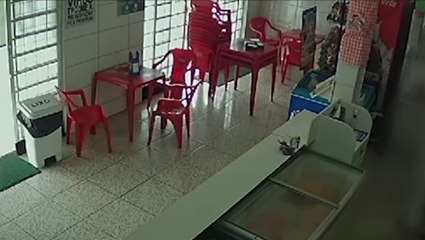 Vídeo: Ladrão coloca mão na cintura afirmando estar armado e leva corridão de comerciante com facão