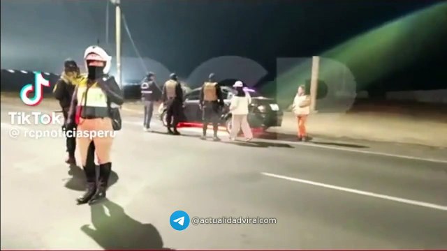 Video: Trágico accidente durante cobertura en vivo, motociclista muere al chocar con un auto