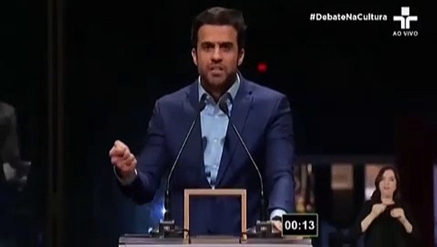 Datena agride Pablo Marçal com cadeirada durante debate em São Paulo