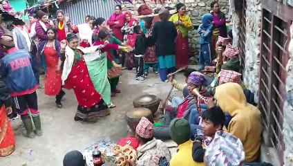 下载视频: Dance in Traditional Nepalese Music Panchebaja | Cultural Marriage in Nepal |