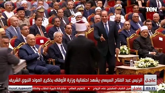 وزير الأوقاف يهدي الرئيس السيسي نسخة من القرآن الكريم خلال احتفالية المولد النبوي الشريف