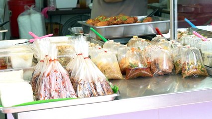 'Fácil, conveniente, barato': como o plástico de uso único domina o mundo