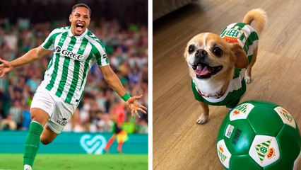 Vitor Roque y su perro vestido de verdiblanco en la presentación del brasileño