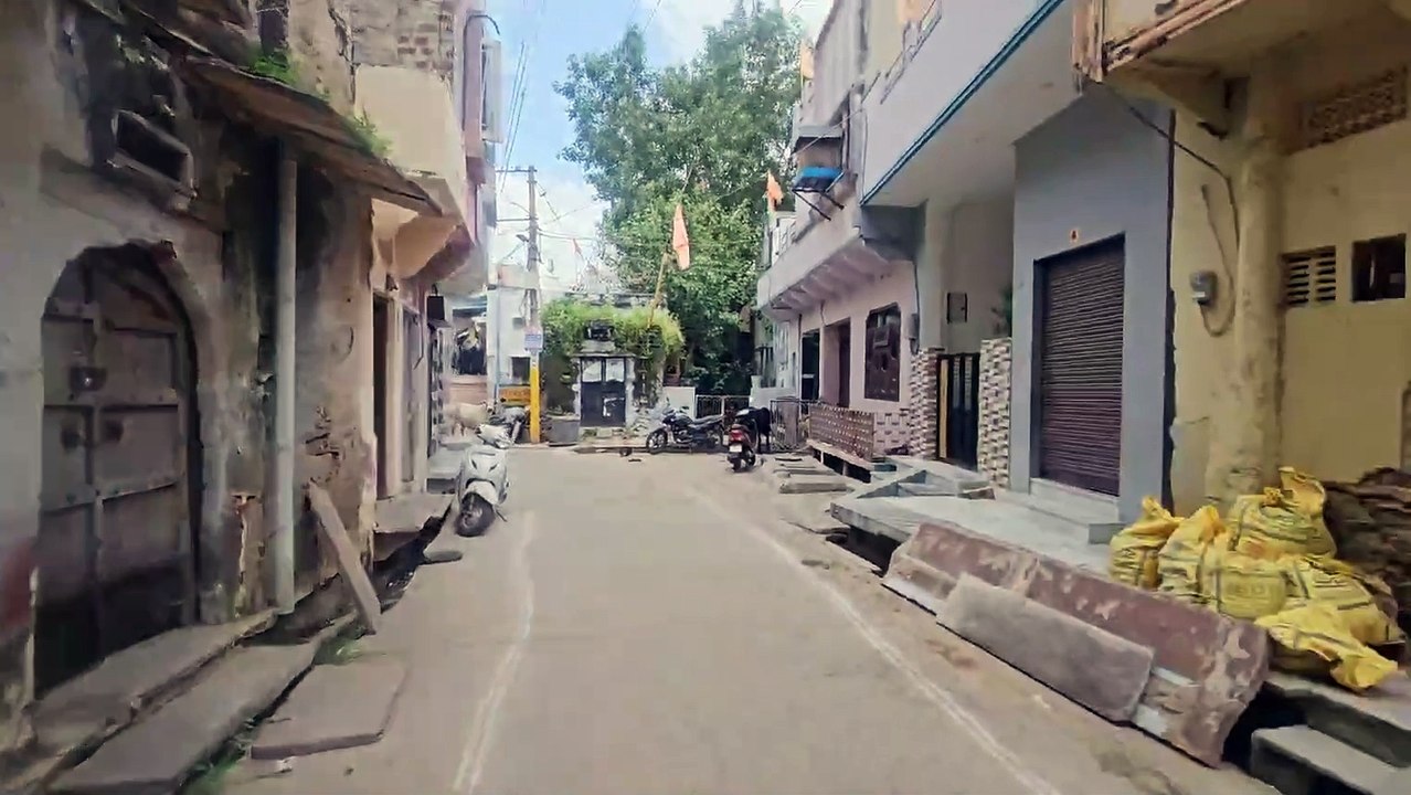 भीलवाडा़ में अनूठा विरोध प्रदर्शन: घरों में ताले लगा सूना छोड़ा गांव