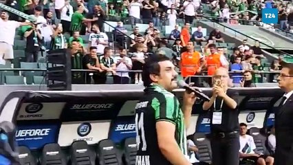 Kocaelispor-Manisa FK karşılaşması öncesi sahaya çıkan şarkıcı Bayhan, taraftarlarla birlikte "Tiryakinim" şarkısını söyledi.