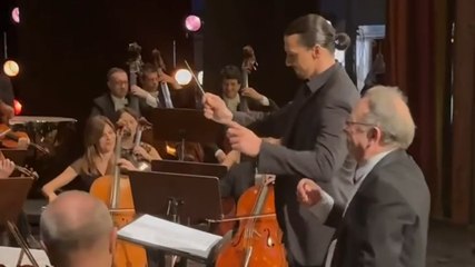 L'orchestra suona l'inno della Champions: dirige Ibra!