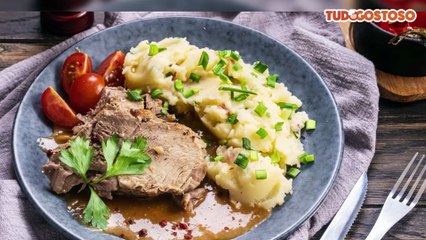 Pernil de porco ao molho de manteiga e cebolas