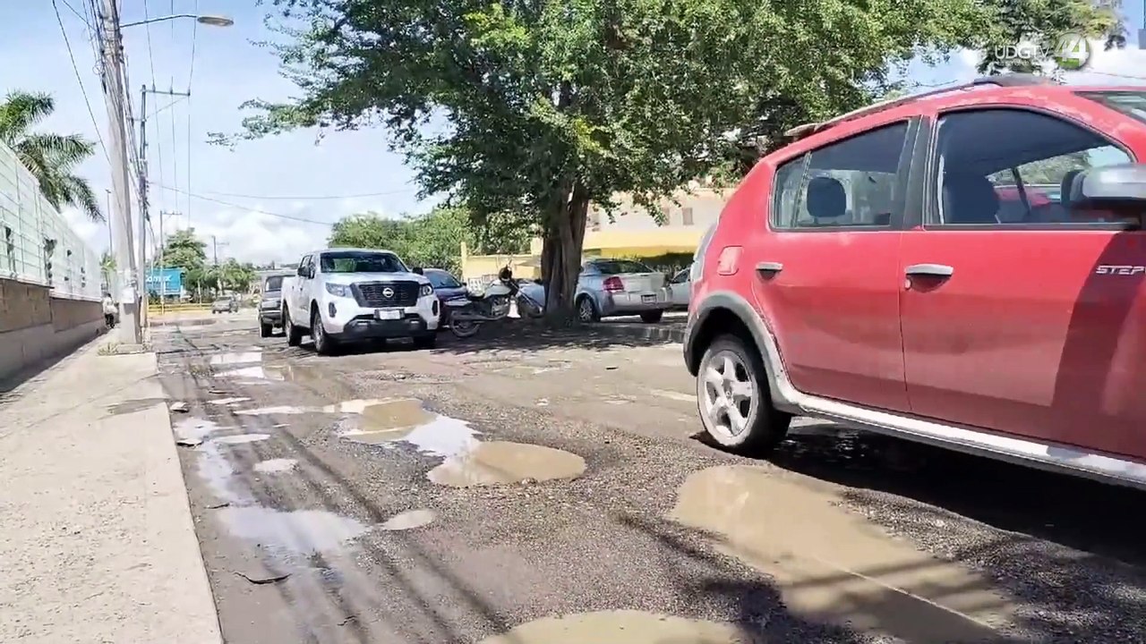 Miles de automovilistas tienen que sortear los baches de hasta 25 centímetros en Puerto Vallarta