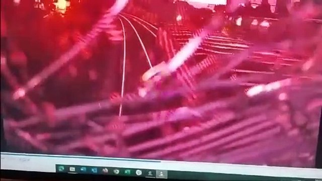 Treno deragliato a Milano, il momento dell'impatto visto dalla cabina del macchinista (che ha frenato in tempo)