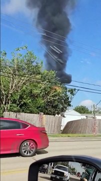 شاهد: حريق وانفجار في ضاحية هيوستن الأمريكية يجبر السكان على إخلاء منازلهم