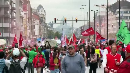 Brüksel'de binlerce işçi Audi çalışanlarına destek için sokaklarda