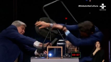 Un candidato a la alcaldía de Sao Paulo ataca a un rival con un sillazo durante un debate televisado