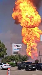 Incendio masivo en oleoducto provoca enorme columna de fuego en suburbios de Houston