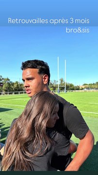 Retrouvailles après 3 mois, bro and sis (frère et soeur) , écrit-il sur une photo de ses enfants en train de se faire un beau câlin